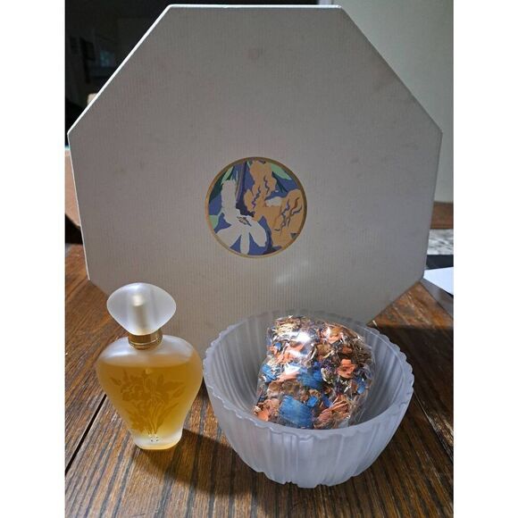 Vintage Moments Priscilla Presley Floral Aldehyde Fragrence Gift Set For Women - Picture 1 of 10